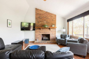 Ridgetop views near Asheville w/Private Hot Tub Burnsville